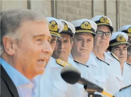  ??  ?? Firmes. El ministro de Defensa Oscar Aguad, junto a oficiales de la Armada en actividad.