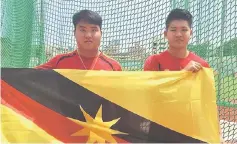  ??  ?? Johnny Ling (right) and Fabian Sia made it a 1-2 finish in the Boys Open hammer.