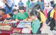  ??  ?? MENCUBA: Kanak-kanak prasekolah tidak ketinggala­n mencuba aktiviti ‘hands-on’ yang turut diadakan.