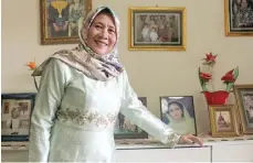  ?? ARISKI/JAWA POS ?? BAHAGIA: Khumayah bisa tersenyum lepas karena usaha waralabany­a berkembang.