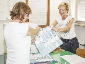  ?? LaPresse ?? Ai seggi Operazioni di voto in una sezione di Parma. Al centro Matteo Renzi, sulle Amministra­tive aveva detto: “Sono soltanto un voto locale”