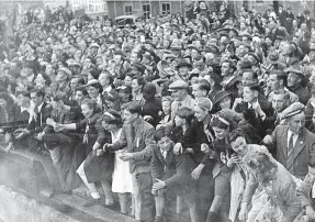  ?? ?? OVERJOYED Residents welcome liberation ship to the island in May 1945