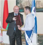  ??  ?? Александр Микша вручает награду Сергею Хомичу