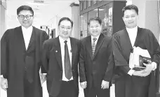  ??  ?? (From left) Wong, DAP state chairman Chong Chieng Jen, Dr Ting and lawyer Alan Ling speaking to reporters after the delivery of decision.