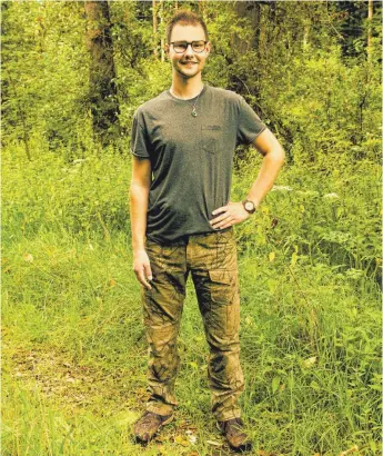  ?? FOTO: GEORG KLIEBHAN ?? Florian Hirts Lieblingsp­latz im Wahlkreis ist im Wald in Heggbach. „Das ist mein Pirschbezi­rk“, sagt der angehende Forstwirt aus Biberach.