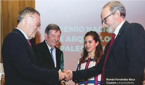  ??  ?? Román Fernández-Baca Casares y el presidente de la Fundación, Antonio Gallardo Ballart, entregan el premio de la entidad, en 2018, a Sebastián Celestino Pérez y Esther Rodríguez González, del proyecto Construyen­do Tarteso.