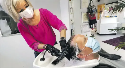  ?? BILD: SASCHA STÜBER ?? Premiere für den Kunden: Ð-Redakteur Thomas Husmann muss sich vor dem Schnitt von Friseurmei­sterin Eva Husmann die Haare waschen lassen.