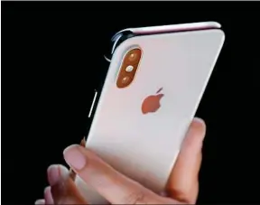  ??  ?? L’iPhone X devrait être disponible le 3 novembre, à partir de 1159 €.