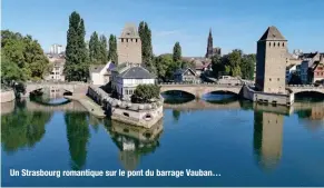  ??  ?? Un Strasbourg romantique sur le pont du barrage Vauban…