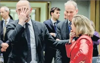  ?? STEPHANIE LECOCQ / EFE ?? La ministra Calviño, ayer en Bruselas con el comisario de Asuntos Económicos, Pierre Moscovici