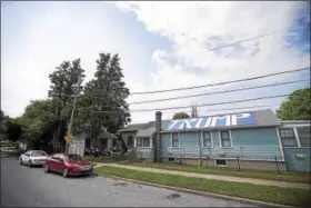  ?? RICK KAUFFMAN — DIGITAL FIRST MEDIA ?? A home in Tinicum, Delaware County, is adorned with a massive Donald Trump banner on the roof.