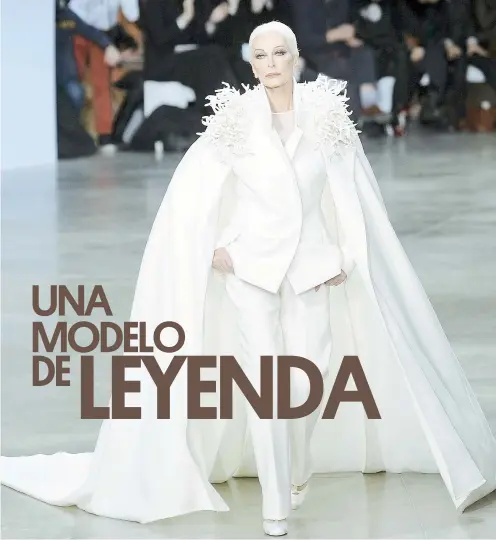  ??  ?? Carmen Dell Orefice desfila con una creación de la colección de Alta Costura del diseñador francés Stephane Rolland, durante la Semana de la Moda de París, Francia, en enero del 2013.