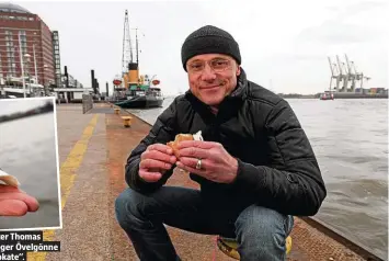  ??  ?? Auch extrem lecker: MOPO-Reporter Thomas Hirschbieg­el genießt auf dem Anleger Övelgönne das Fischbrötc­hen von „Nuggis Elbkate“.