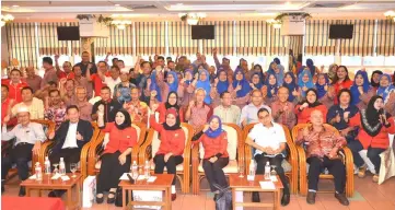  ??  ?? Fatimah (seated, fourth left), flanked by Sharifah Hasidah (third left) and Rosey, poses for a group photo with other party members.