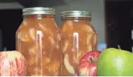  ?? CHRIS KOHLEY, MILWAUKEE JOURNAL SENTINEL ?? Apple pie filling for canning is made with a mix of tart apples.