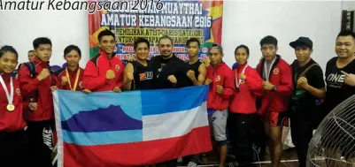  ??  ?? ATLET Sabah bersama presiden PMM Dato’ Muhamad Shanaz (enam kiri) merai kejayaan selepas berakhirny­a Kejohanan Muaythai Amatur Kebangsaan 2016 di Kuala Lumpur baru-baru ini.