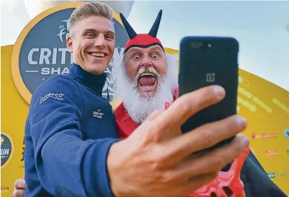  ?? FOTO: IMAGO ?? Ein Selfie mit dem Teufel: Radprofi Marcel Kittel posiert mit „Edelfan“Didi Senft beim Marketing-Termin im Rahmen des „TdF Shanghai Criteriums“Ende Oktober in China.