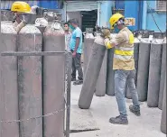  ?? REUTERS ?? Workers load empty oxygen cylinders for refilling in Kolkata on Wednesday.