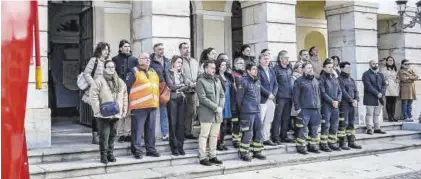  ?? S. GARCÍA ?? Asistentes al minuto de silencio en el Ayuntamien­to de Badajoz, ayer.