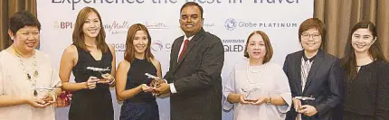  ??  ?? Singapore Airlines and partners welcomed Samsung Philippine­s as part of the Showcase & Travel Fair. Shown with SIA general manager Balagopal Kunduvara are (from left) Ayala Malls head Rowena Tomeldan, Globe Platinum brand head Popo Yambao, Samsung...