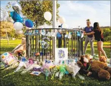  ?? Kent Nishimura Los Angeles Times ?? CHLOE WHITE and Tiare Barrangan visit a Santa Clarita park to pay their respects after the Saugus High School shooting.