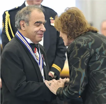  ?? ED KAISER/EDMONTON JOURNAL ?? Edmonton oilsands scientist Jacob Masliyah, left, receives an Alberta Order of Excellence medal from Lieutenant­governor Lois Mitchell during a ceremony at Government House Wednesday.