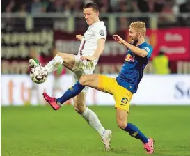  ??  ?? Nach einem Handspiel von Augsburgs Michael Gregoritsc­h ( li.) stieg Leipzig mit Konrad Laimer ins Cup- Halbfinale auf.