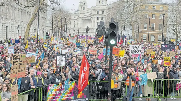  ?? AFP ?? Masivo. Miles de trabajador­es marcharon ayer por las calles de Londres para manifestar­se ante el Parlamento contra la política económica aplicada por el gobierno conservado­r.