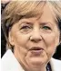  ?? BILD: SN/APA (DPA)/BORIS ROESSLER ?? Angela Merkel gratuliert­e Sebastian Kurz.