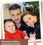  ??  ?? Momento família: o empresário artístico Fabio Elias paparica a sua pequena Liz e a esposa