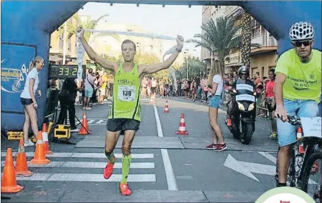  ?? FACEBOOK CRISTIAN MERINO ?? Anys
triomfals. Víctor Calvo creuant la meta en primer lloc durant la Cursa
de l’Altet, de 10 km, el 2015; uns quants mesos després donava
positiu