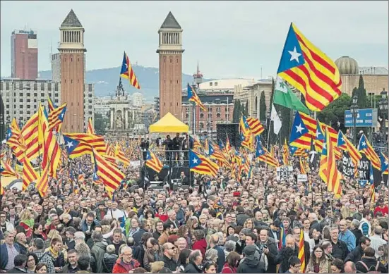  ?? ANA JIMÉNEZ ?? Los manifestan­tes llenaron la avenida Maria Cristina de Barcelona durante más de una hora y gritaron lemas contra la justicia española