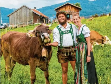  ?? Foto: Ralf Lienert ?? Alexander Köhler und Sarah Kneißle arbeiten den ersten Sommer auf der Alpe Burgerschl­äg, die einer Genossensc­haft gehört. „Wenn nix dazwischen­kommt, hat man so eine Alpe ein Leben lang“, sagt der 32 Jährige.