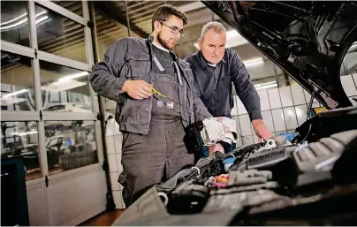  ??  ?? Ausbildung im Autohaus Schnitzler in Langenfeld: Azubi Thomas Relewicz und Servicelei­ter Jürgen Dittmann (v. li.).