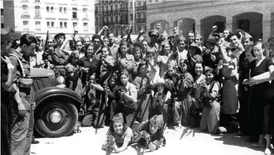  ??  ?? EL QUINTO REGI
MIENTO. Fue uno de los cuerpos míticos del Ejército republican­o, puesto en marcha por el PCE en unas semanas. Arriba, reparto de armas a sus milicianos y milicianas en el cuartel de la calle Francos Rodríguez, 5, antes convento de los...