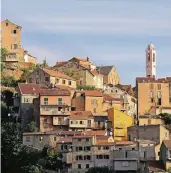  ??  ?? Blick auf Corte: Von der Hauptstadt Korsikas gelangen Reisende über die Scala di Santa Regina ins Inselinner­e.