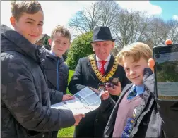  ?? ?? Thatcham mayor John Boyd with Kennet School pupils
Ref: 14-0422