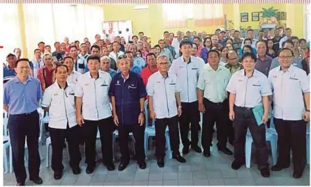  ?? PIC BY HARUN YAHYA ?? Julau member of parliament Larry Sng (front row, sixth from left) with PKR members in Julau yesterday.