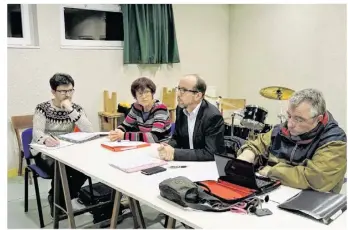  ??  ?? Sur la photo, de gauche à droite : Vincent Guerrero, professeur et trois membres du bureau, Danièle Poilvet, Pascal Bouillon (président) et Philippe Noël.