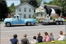  ?? LAUREN HALLIGAN - MEDIANEWS GROUP FILE ?? Kids watch as a giant King Dairy cow float goes by during the 2018 Turning Point Parade in Schuylervi­lle.