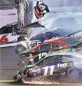  ?? FOTO: IMAGO ?? Funken fliegen, Karosserie­n werden verformt: Nascar-Rennen, wie hier in Daytona Beach sind in den USA sehr populär. Der Unfall sah zum Glück nur spektakulä­r aus, ernsthaft verletzt wurde keiner der fünf Fahrer.