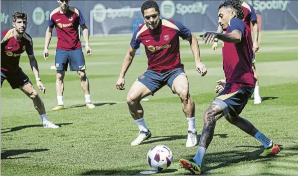  ?? FOTO: FCB ?? Raphinha durante el entrenamie­nto de ayer junto a Vitor Roque. La fortuna ha sonreído de forma distinta a uno y a otro esta temporada en el Barça