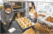  ?? EDUARDO CONTRERAS U-T ?? La panadera Jennifer Chen (derecha) y Jasmine Liu (izquierda) preparan productos horneados.
