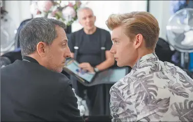  ?? NETFLIX ?? ELLOS. Gad Elmaleh queriendo conquistar a su hijo Luke con el modisto amigo Jean Paul Gautier.