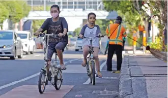  ?? DIPTA WAHYU/JAWA POS ?? MELAJU DI JALUR KHUSUS: Dua warga bersepeda di Jalan Basuki Rachmat kemarin. Pesepeda diharapkan selalu tertib di jalan dan menggunaka­n pelindung diri.