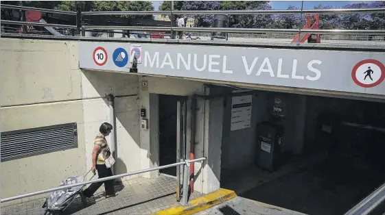  ?? DANNY CAMINAL ?? Entrada del pàrquing dedicat a Manuel Valls, a Badalona.