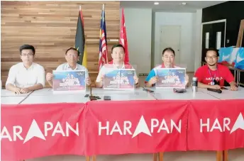  ?? ?? Chiew (centre) with PKR and DAP members show the leaflet on their Grand Finale Ceramah.