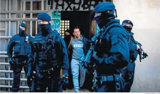  ?? QUIQUE GARCÍA / EFE ?? Los Mossos d’Esquadra trasladan a uno de los detenidos en la operación antiyihadi­sta ayer en Barcelona.