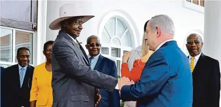  ?? FOTO REUTERS ?? Nečekaná návštěva. Izraelský premiér Benjamin Netanjahu (vpravo) si potřásá rukou s ugandským prezidente­m Yowerim Musevenim.