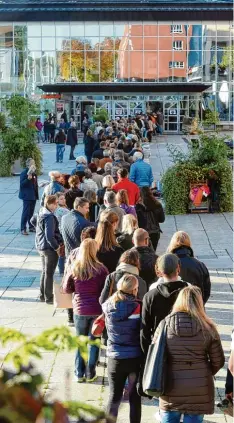  ?? Foto: Marcus Merk ?? Von der Stadthalle reichte die Schlange der Gruber Fans quer über den Rathauspla­tz bis zur Bahnhofstr­aße.